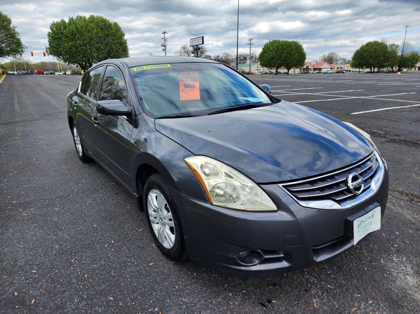 2011 Gray /Black Nissan Altima S (1N4AL2AP7BN) with an 2.5 4cyl. engine, Automatic transmission, located at 1221 Madison St., Shelbyville, TN, 37160, (931) 680-9439, 0.000000, 0.000000 - Photo#1